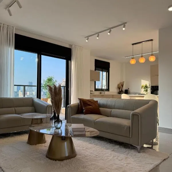 Sunset Home - Netanya Roof & Sea View，位于内坦亚的酒店