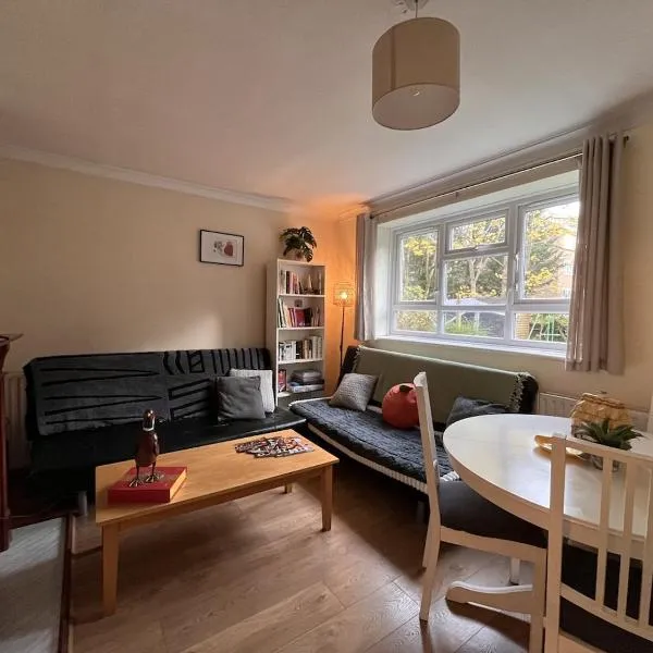 Spacious 4BR Home in Southfields - 5 Beds, Wifi and Parking，位于伦敦的酒店