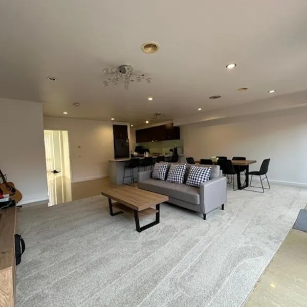 A cozy room with ensuite in Springvale, in a shared accommodation，位于斯普林韦尔的酒店