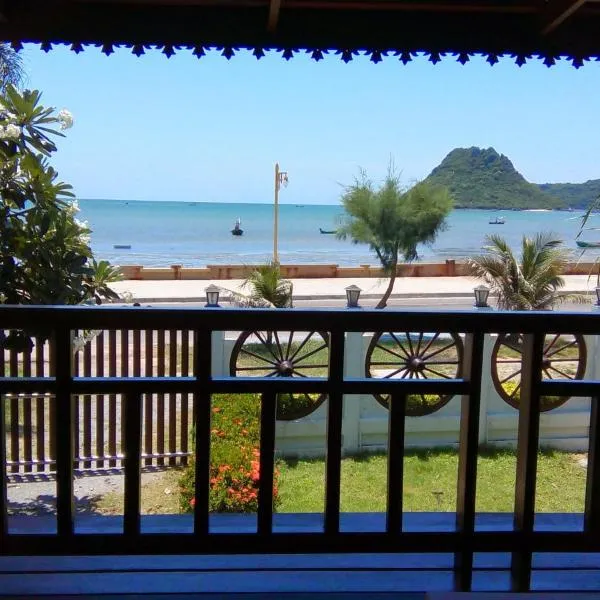 SeeSea Thai wooden house on beachfront，位于班武里府的酒店