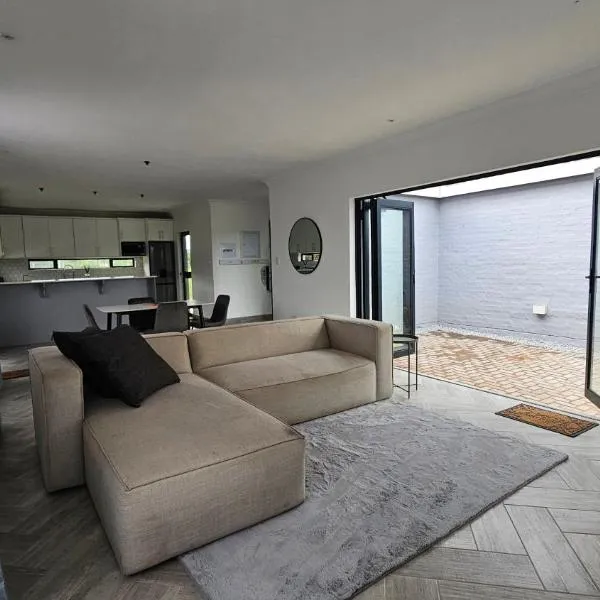 Modern Farmhouse, Pool, AC, Wi-Fi in Estate，位于雾观的酒店