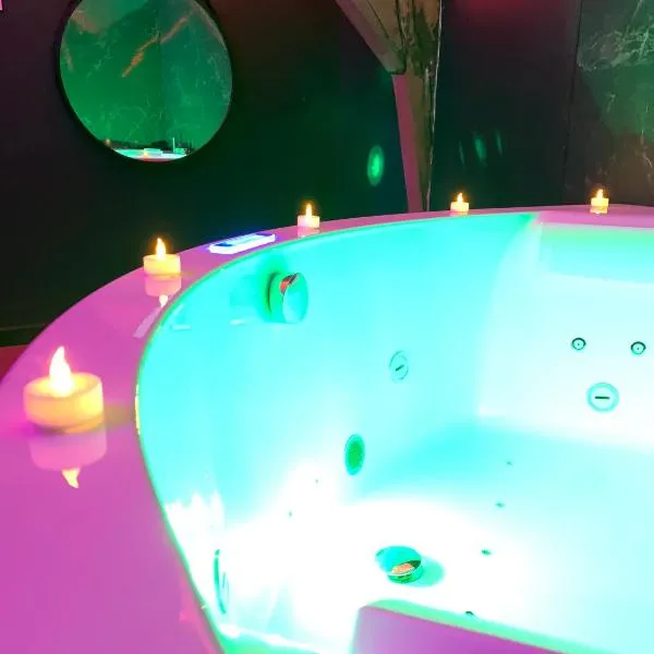 Love room avec jacuzzi privé，位于Bonnétable的酒店