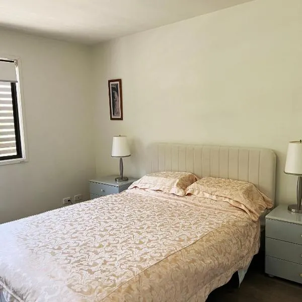 Spacious Two-Story Family Townhouse Near Kingston & Manuka，位于Fyshwick的酒店