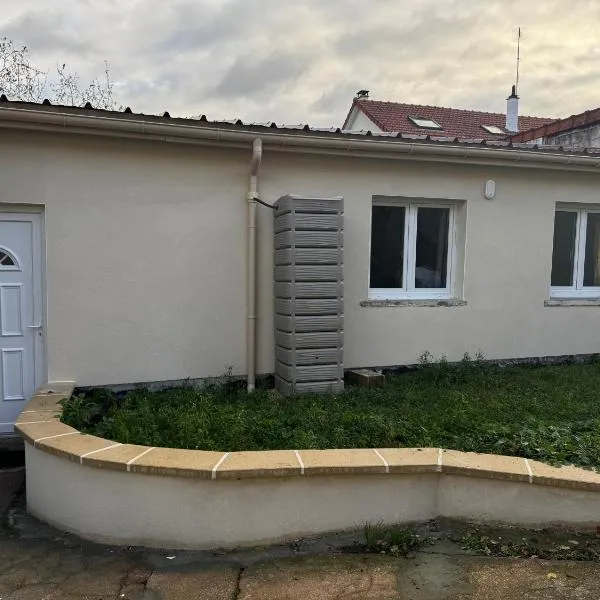 Charming cozy house near Paris and Disney，位于Gagny的酒店