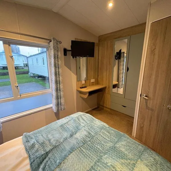 Pine Tree Cove - your holiday retreat，位于Lytchett Minster的酒店