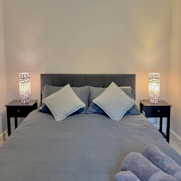 Brand-new flat, King Bed, Sofa Bed with full kitchen, Wi-Fi, self check-in Central location near everything，位于法恩伯勒的酒店