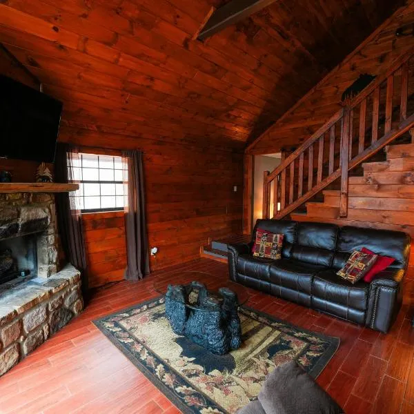 The Bearfoot Cabin! Ideally located, decorated for Christmas, Fireplace, Game Room!，位于赛维尔维尔的酒店