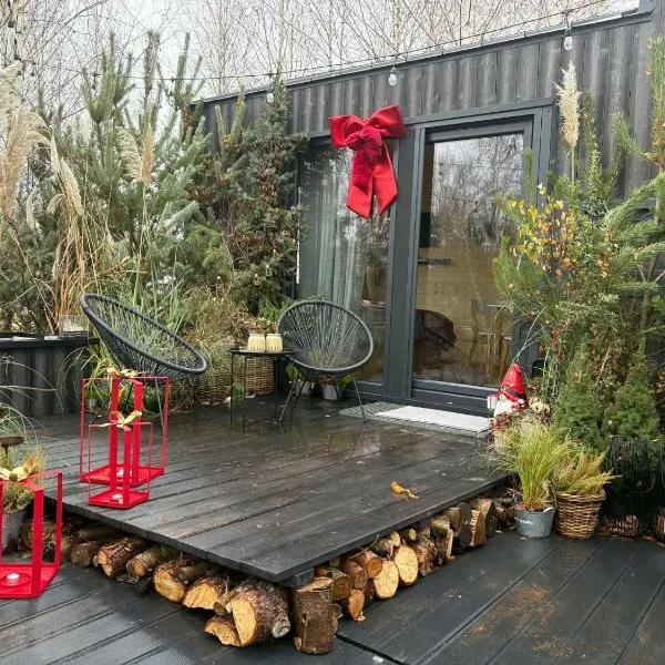 ToTu Tiny House Sauna & wanna ogrodowa，位于Dobiesz的酒店