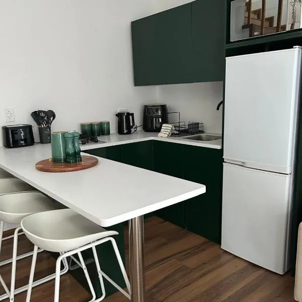 Serenity Green House near Constantia Winelands，位于Square Hill的酒店