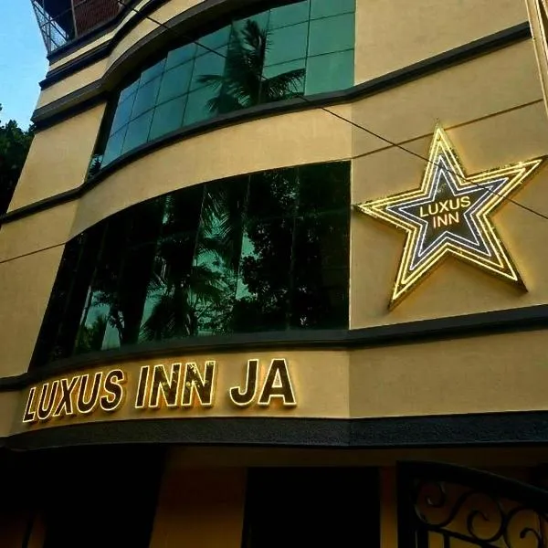 LUXUS INN JA Star，位于Chacka的酒店