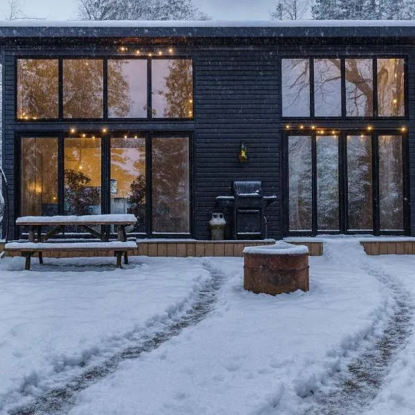 3-bedroom Lakefront Villa #10，位于Lakefield的酒店