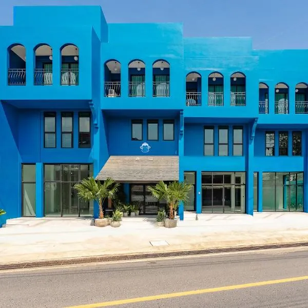 Blu Monkey Boutique Naiharn Beach，位于奈汉海滩的酒店