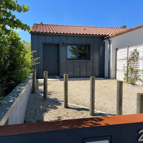 Les Iris - Maison Chaleureuse，位于Montfaucon的酒店