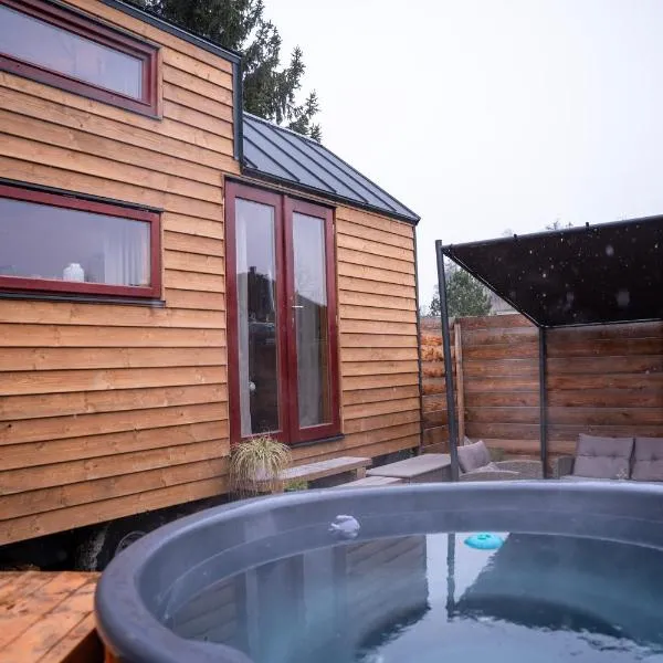 Tiny house s vyhřívacím koupacím sudem，位于Nové Hrady的酒店