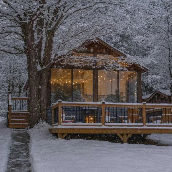 Lake Muskoka Deluxe 2-bdrm Cottage - Pier 100 #60，位于卡灵港的酒店