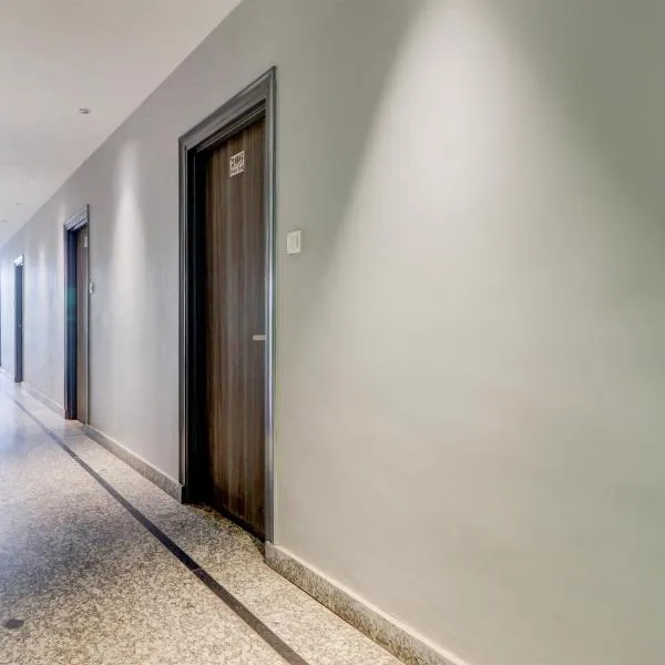 Super Hotel O Gold Inn，位于罗塔克的酒店