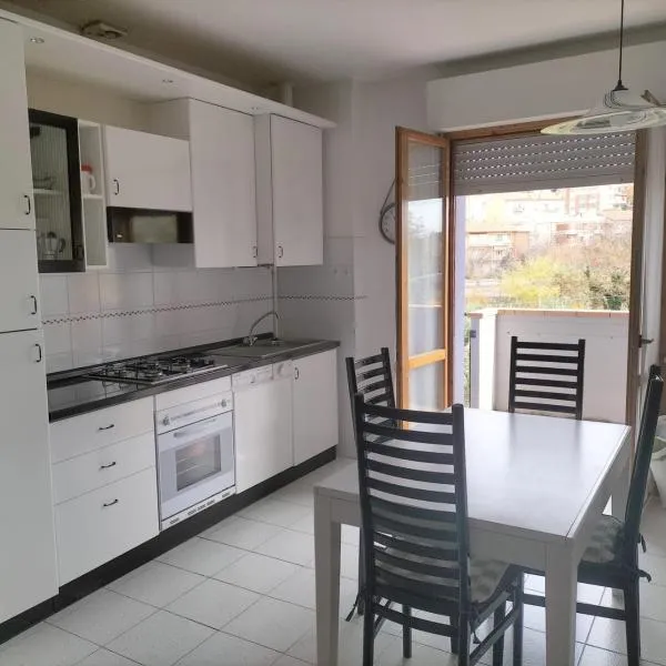 S355 - Sirolo, ampio trilocale con terrazzo e posto auto，位于锡罗洛的酒店