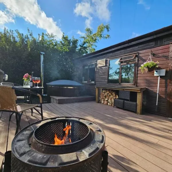 The Woodland Lodge - Wood Fired Hot Tub and Firepit，位于Hambleton的酒店