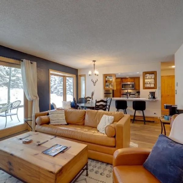 Charming Vail Condo with Patio and Mountain Views，位于范尔的酒店