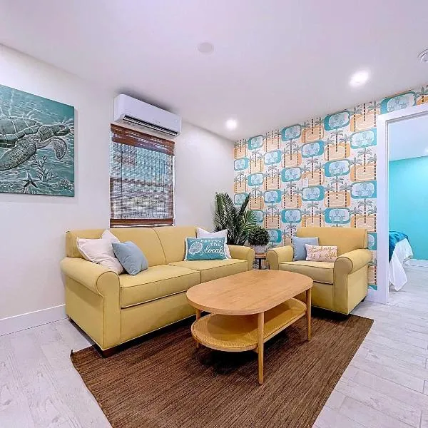 Just Beachy! One bed one bath charmer steps to beach，位于布雷登顿海滩的酒店