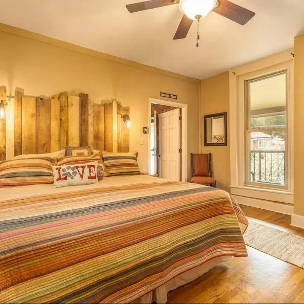 All Aboard Stylish Downtown Loft, Walk to Restaurants, Shops, Train,位于布赖森城的酒店