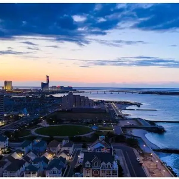 Serenity Escapes Waterfront Atlantic City Condo with Balcony & Free Parking，位于大西洋城的酒店