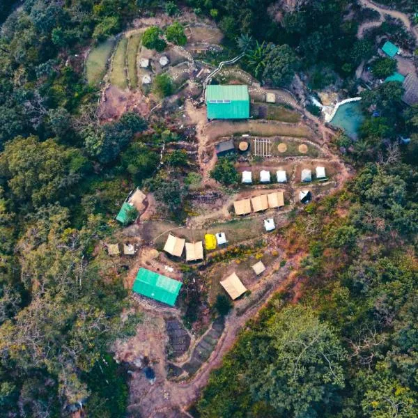 Neerville Waterfall Glamping- Neer waterfall，位于Shivpuri的酒店