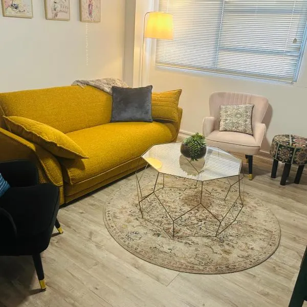 Chic Retreat in Granville - steps to train !，位于Clyde的酒店