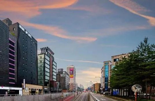 Brown Dot Hotel Guun，位于水原市的酒店