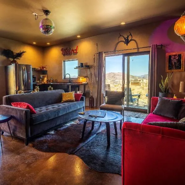 Casa Shangri-La - Eclectic Cabin in the Heart of Terlingua near BBNP，位于特灵瓜的酒店