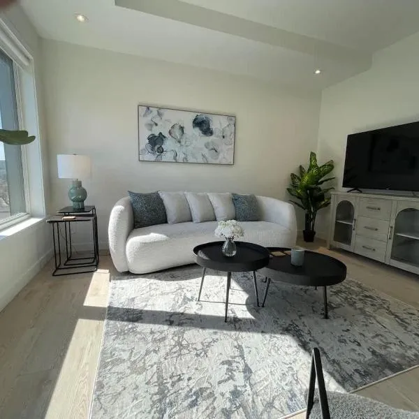 Bright warm & spotless 1 BR in North End Halifax，位于哈利法克斯的酒店