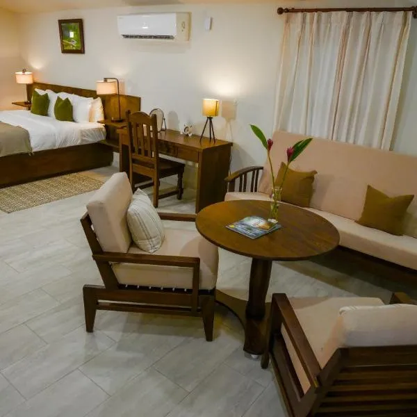 Roaring River Resort，位于Roaring Creek的酒店