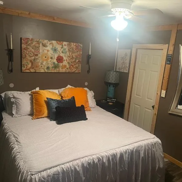 Country Cottage Love Nest Lake Cumberland KING BED，位于Burnside的酒店