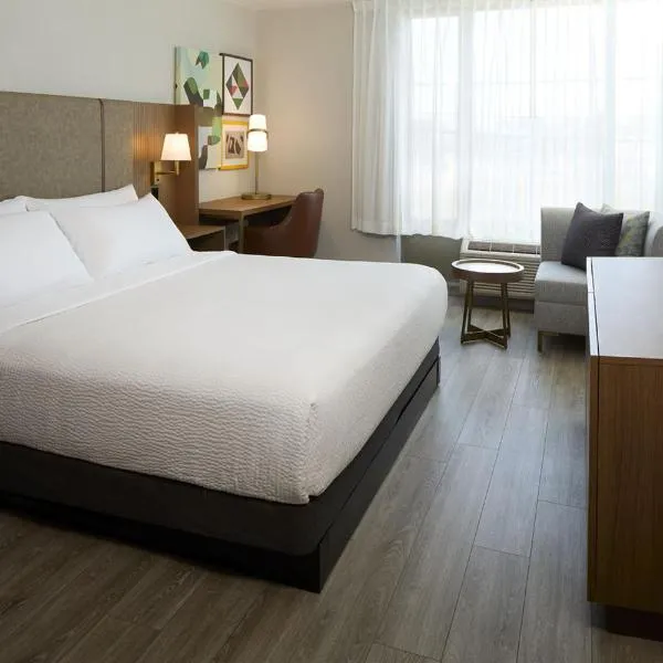 Holiday Inn & Suites Montreal Airport by IHG，位于多瓦尔的酒店