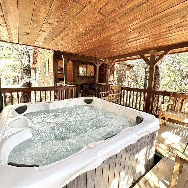 Western theme! Amazing Spa, Fireplace and Deck!，位于Overgaard的酒店