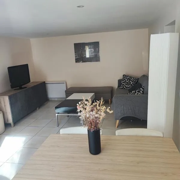 Cozy house, small garden and parking, train station on foot，位于Orgerus的酒店