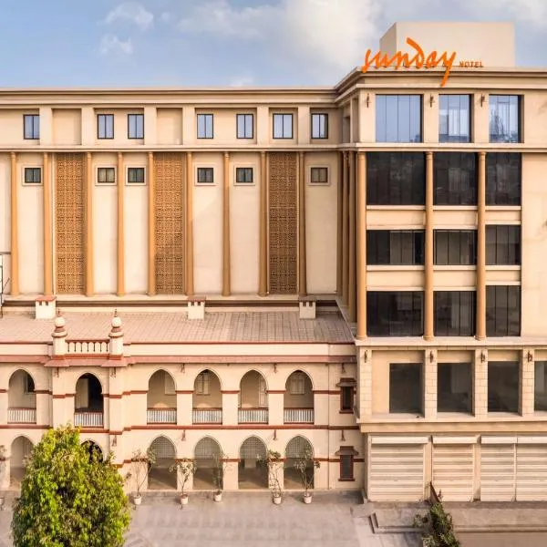 Sunday Hotel & Convention Centre by CheckIn, Vadodara,位于巴罗达的酒店