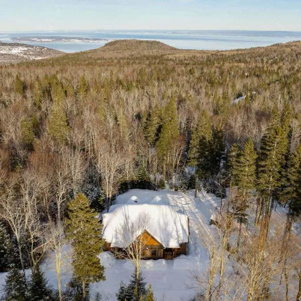 L'ours de Charlevoix - Chalet proche du Massif avec spa，位于圣弗朗索瓦小河的酒店
