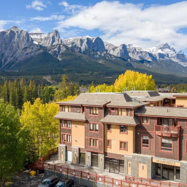 Rustic Creekside Retreat 2BR with Stunning View，位于坎莫尔的酒店
