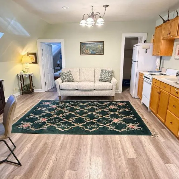 Historic Loft on top of The Governor's Mansion，位于莱德维尔的酒店