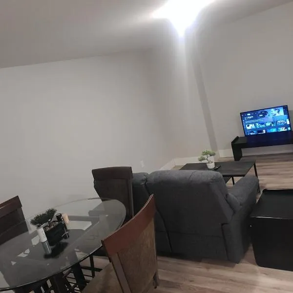 Private One Bedroom Basement Apartment with Separate Entrance，位于迪耶普的酒店