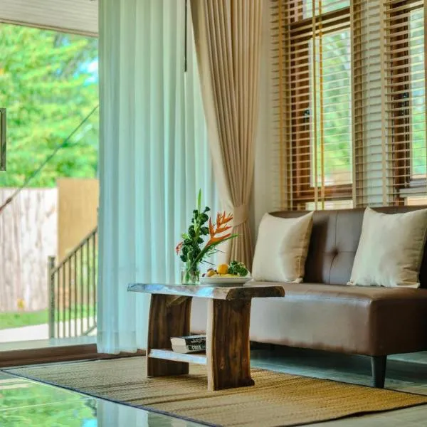 The Holiday Garden View，位于Phra Ae beach的酒店