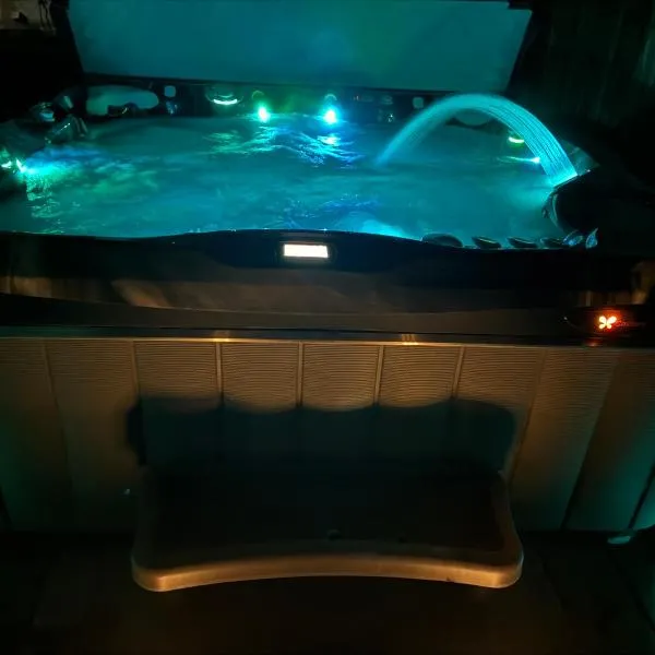 Newer Cozy Guest Cottage with Saltwater Spa!，位于韦德的酒店