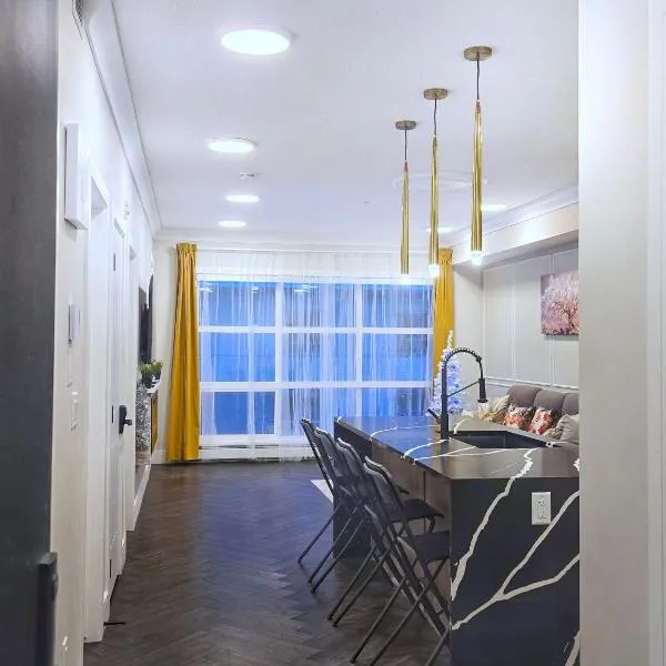 Family Stylish 1BR and Den Condo -Apartment with City View, Downtown, Balcony, Free Parking, In-Suite Laundry!，位于卡尔加里的酒店