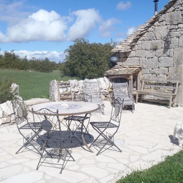 Chapelle du Domaine de Bombes，位于Saint-Georges-de-Lévéjac的酒店