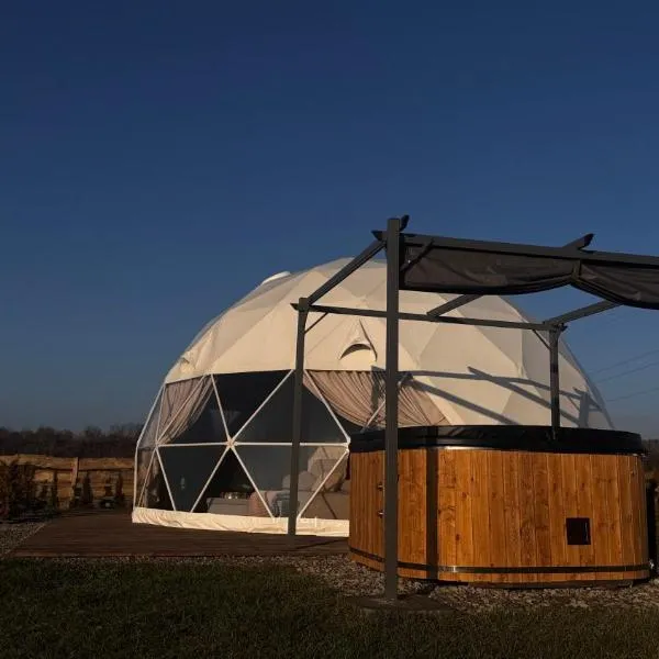 Glamping Bieszczady - Luksusowe Namioty Całoroczne z prywatnym jacuzzi，位于Uherce Mineralne的酒店
