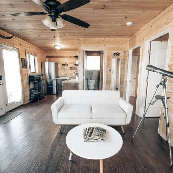 Cozy Cub Cabin, Wilderness Retreat Williams AZ near Grand Canyon, Fire pit，位于威廉姆斯的酒店