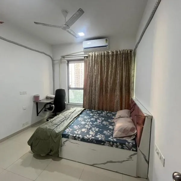 A quiet and cozy getaway in Thane!，位于塞恩的酒店