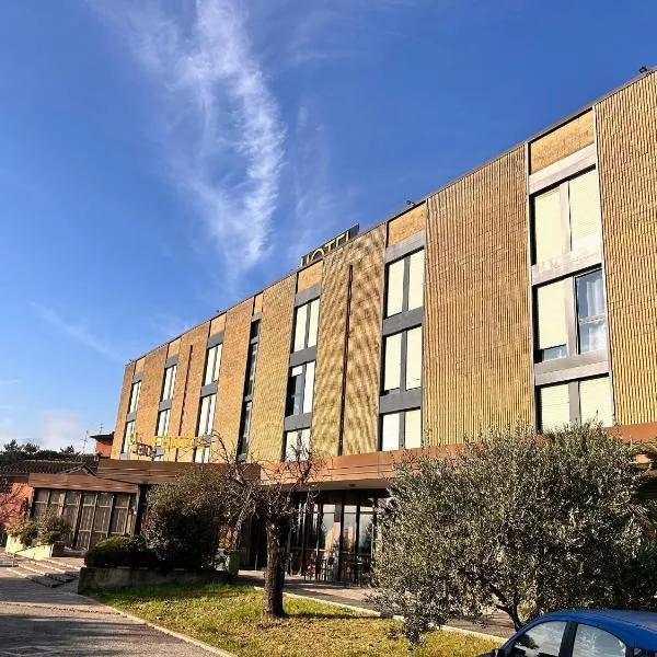 La Fenice Hotel，位于雷杰洛的酒店