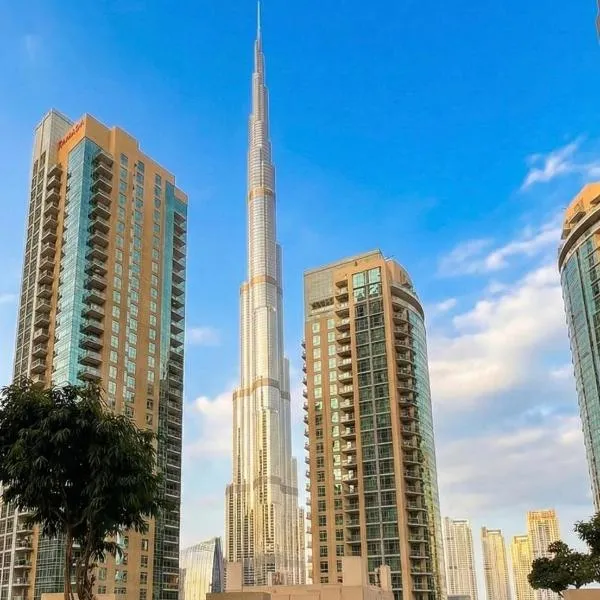 Modern Downtown Luxury 1BR, Walk to Burj Khalifa, Dubai Mall with Pool & Gym，位于迪拜的酒店